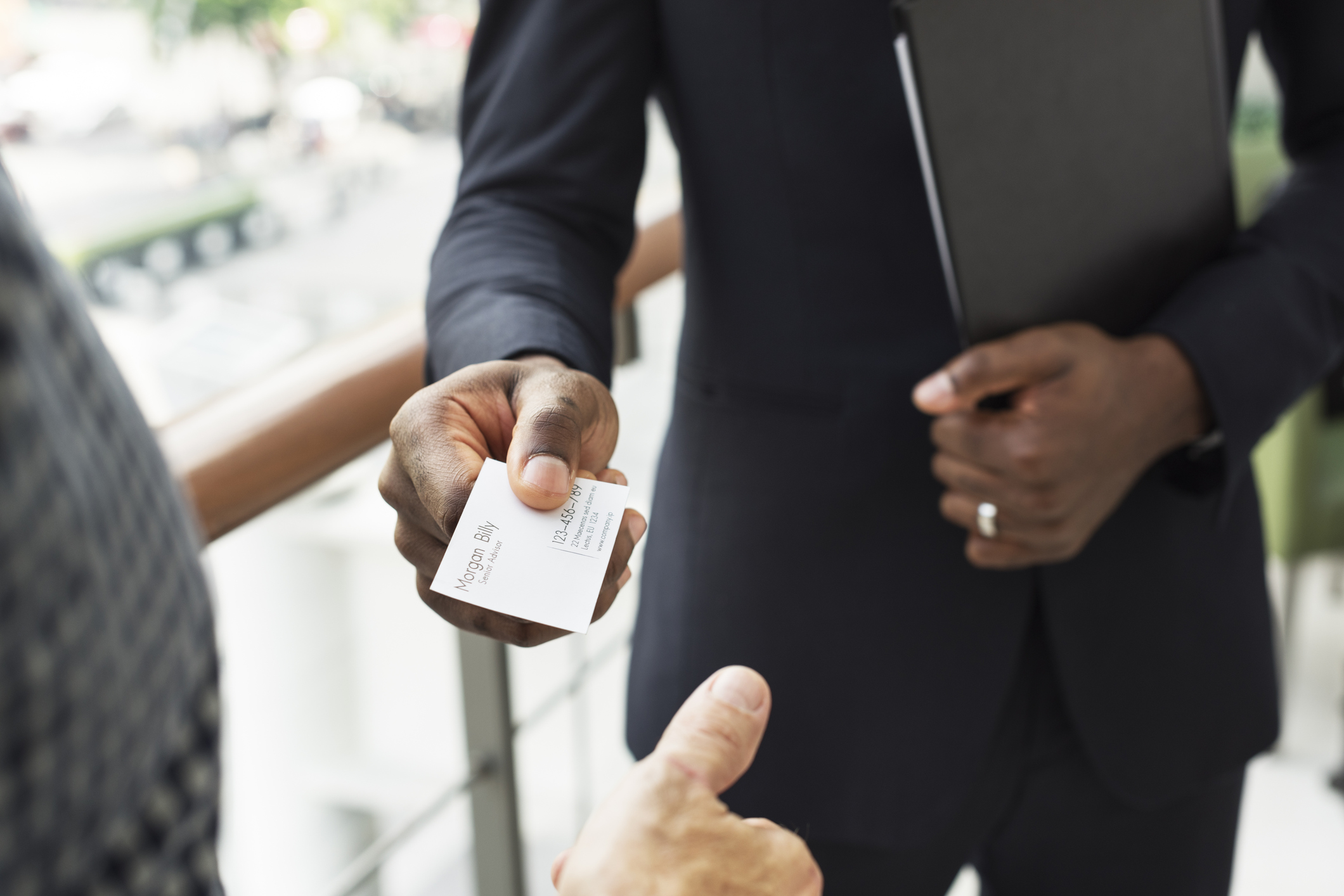 Homem entregando cartão de visita para cliente